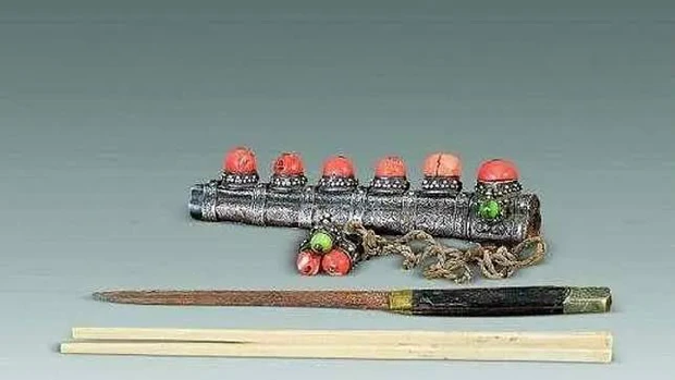 Các chuyên gia kết luận rằng đó có thể là vật phẩm do hoàng đế nhà Thanh ban thưởng cho quý tộc Mông Cổ vào thời xưa.