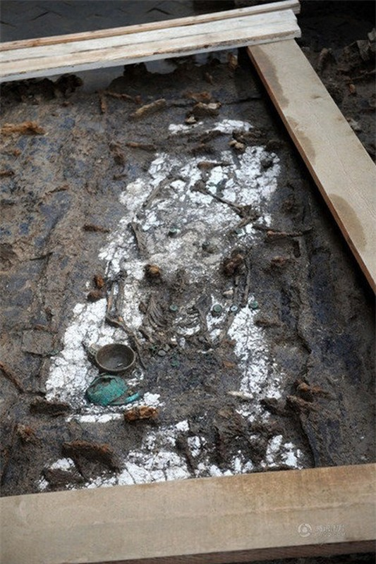 Những di vật hoàng gia như đai lưng làm bằng ngọc và tay nắm cửa hình sư tử bằng đồng cũng được phát hiện.