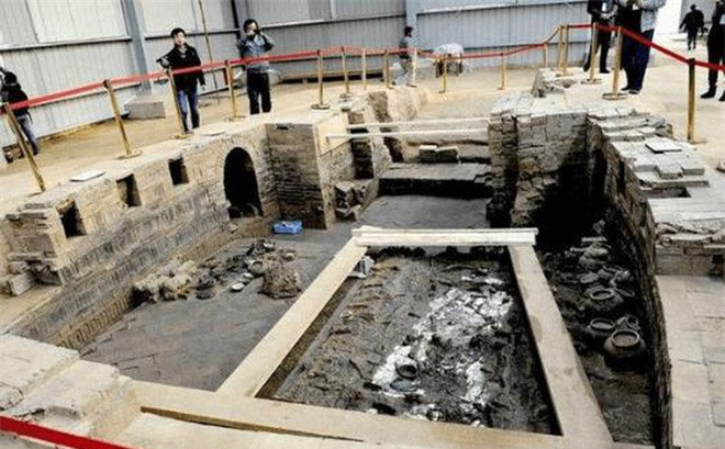 Một bia đá cũng được tìm thấy trong lăng mộ, chứa những thông tin về hoàng đế Tùy Dạng Đế và vợ của ông - Tiêu hoàng hậu.