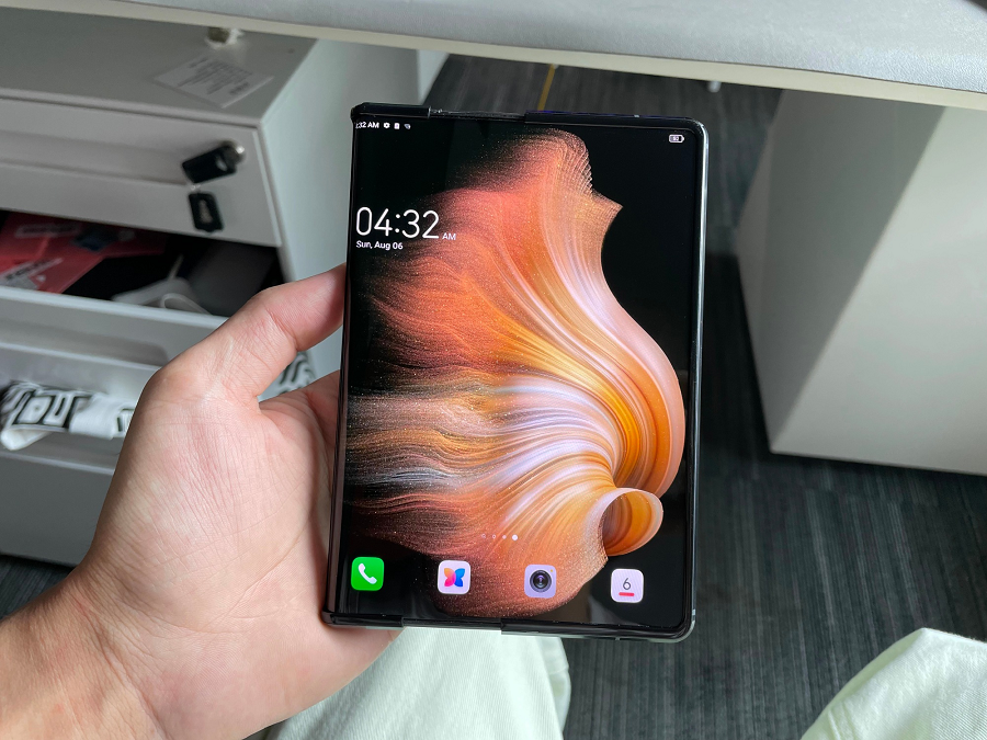 Transsion đã thể hiện sự quyết tâm của mình trong lĩnh vực này, đã giới thiệu một mẫu điện thoại màn hình có thể cuộn lại, với màn hình có thể thay đổi từ 6,55 inch sang 7,11 inch chỉ trong 1,3 giây.