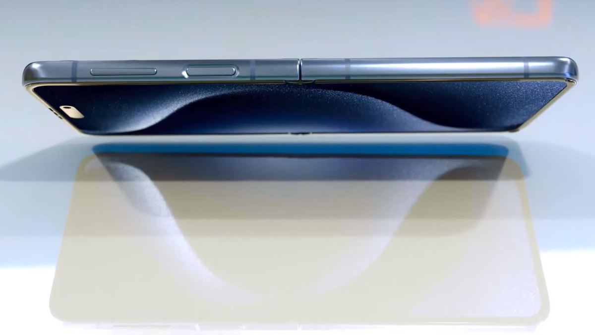 Điện thoại có viền màn hình chính mỏng và các cạnh được bo cong mềm mại. Camera sau được mô phỏng khá lớn, khi gập lại có một khoảng hở ở khu vực nếp gấp.