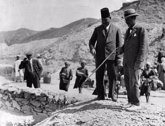 Ramany Romany cũng đề cập đến lịch sử của những người khám phá ngôi mộ cổ, như George Carnarvon và Aubrey Herbert, người đã qua đời sau khi tham gia vào việc khám phá lăng mộ của Vua Tutankhamun vào năm 1922.