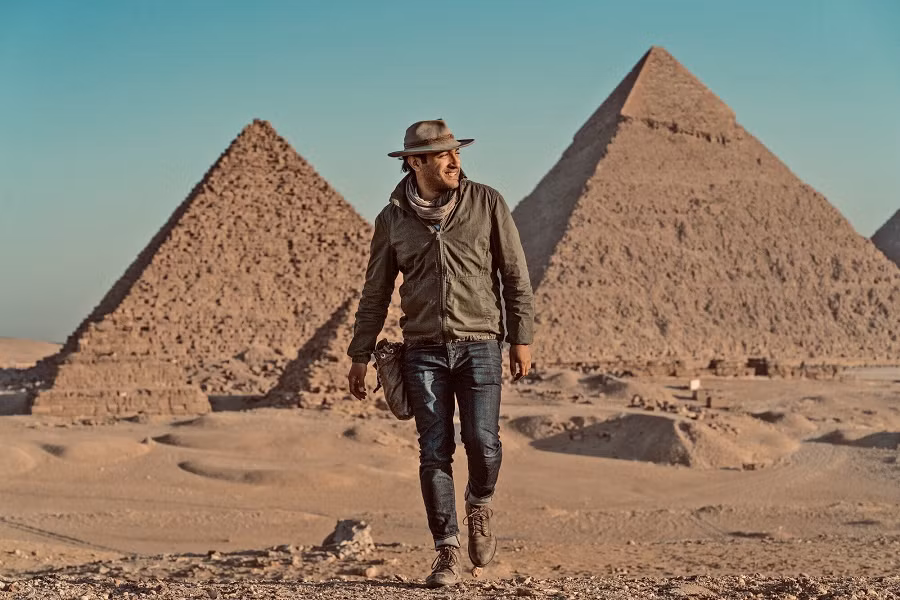 Ông nghi ngờ nguyên nhân có thể liên quan đến rắn, dơi, hoặc bụi bên trong ngôi mộ.