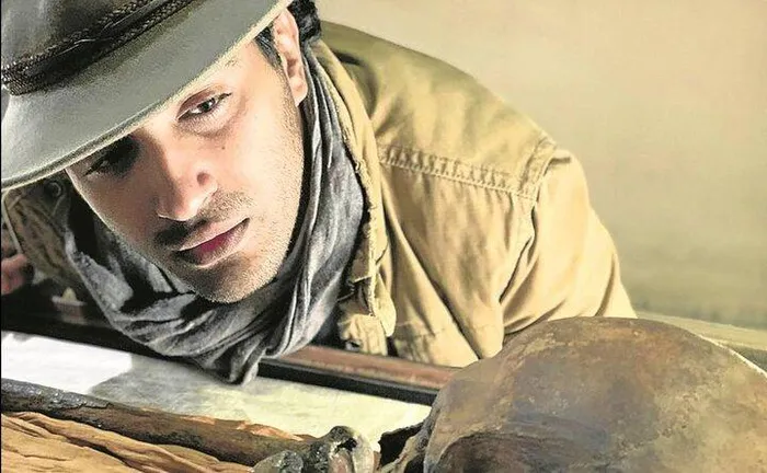 Nhà khoa học Ai Cập kiêm nhà làm phim, Ramy Romany, đã chia sẻ rằng ông mắc phải một căn bệnh bí ẩn sau khi mở lăng mộ cổ chứa xác ướp Ai Cập.