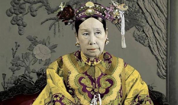 So với Từ Hi thái hậu, một người phụ nữ quyền lực trong triều đình cùng thời, Hòa Thân được cho là tiêu xài lãng phí hơn, đặc biệt trong việc sử dụng bột ngọc trai. Sự xa hoa của Hòa Thân vượt xa nhiều người có tiếng tiêu hoang khác trong lịch sử Trung Quốc.