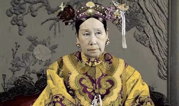 So với Từ Hi thái hậu, một người phụ nữ quyền lực trong triều đình cùng thời, Hòa Thân được cho là tiêu xài lãng phí hơn, đặc biệt trong việc sử dụng bột ngọc trai. Sự xa hoa của Hòa Thân vượt xa nhiều người có tiếng tiêu hoang khác trong lịch sử Trung Quốc.