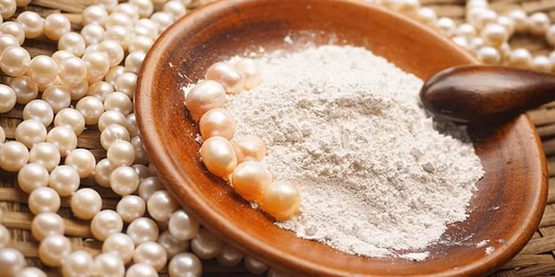 Hòa Thân được biết đến với sự giàu có và lối sống xa hoa không kém cạnh với hoàng đế Càn Long. Ông sử dụng bột ngọc trai hàng ngày để duy trì sức khỏe và tăng cường tư duy. Mỗi viên ngọc trai ông sử dụng có giá trị cực kỳ cao.