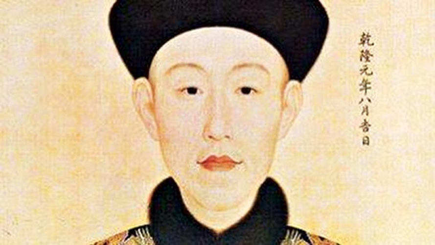 Hòa Thân được xem là một trong những người giàu nhất thế giới thế kỷ 18, với tài sản đồ sộ bao gồm vàng ròng, kim nguyên bảo, tiệm cầm đồ, bất động sản, mỏ quặng và nhiều nghiệp vụ tài chính khác. Ông thậm chí còn thống trị cơ cấu quyền lực trong triều đình. Cuộc sống hàng ngày của ông thường đắt đỏ và xa hoa.