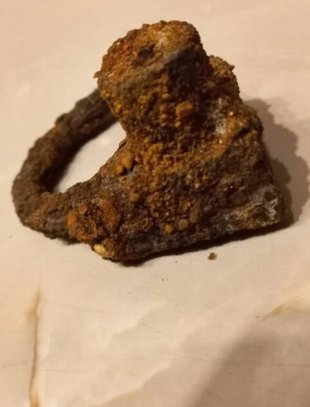 Ổ khóa trên đôi chân đứa trẻ và phụ nữ có thể là để ngăn họ "trỗi dậy" từ cõi chết.