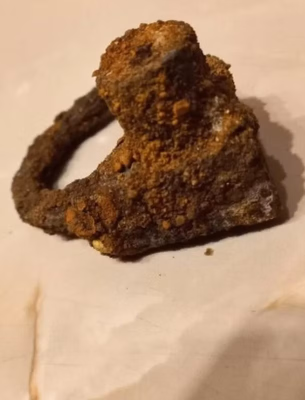 Ổ khóa trên đôi chân đứa trẻ và phụ nữ có thể là để ngăn họ "trỗi dậy" từ cõi chết.