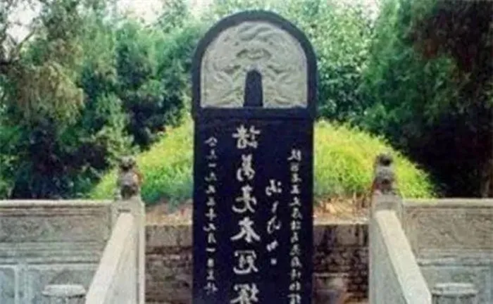 Gia Cát Lượng đã tự xây một ngôi mộ tại Thiểm Tây, nhưng ông đã để lại một số quần áo đã sờn và những lời nhắn để khiến mọi người tin rằng ông được chôn tại đó