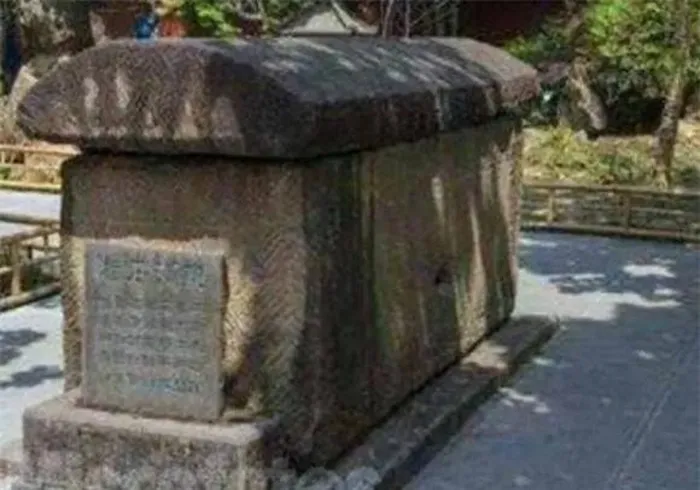 Ông đã thực hiện điều này để ngăn chặn việc đào mộ hoặc xâm nhập vào nghĩa trang thật của mình và để đảm bảo sự bình yên vĩnh cửu.