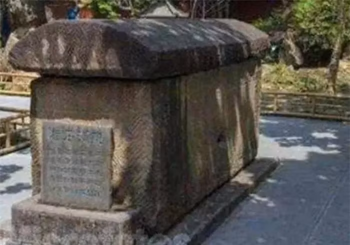 Ông đã thực hiện điều này để ngăn chặn việc đào mộ hoặc xâm nhập vào nghĩa trang thật của mình và để đảm bảo sự bình yên vĩnh cửu.