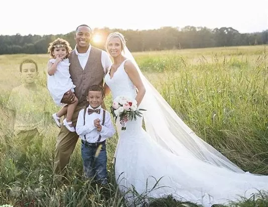 Trong một chuyến dã ngoại đến nơi con trai mất, gia đình đã chụp một bức ảnh và phát hiện một người lạ xuất hiện trong bức ảnh đó, chính là con trai đã khuất. (Ảnh minh họa)