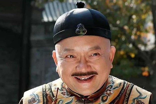 Tuy nhiên, duy nhất có Hòa Thân lại biểu hiện kỳ lạ bằng việc mặt mày tái mét và sợ hãi.