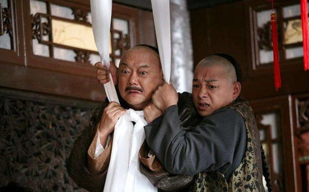 Sau cái chết của Càn Long, Hòa Thân đã bị loại bỏ khỏi vị trí quyền lực và phải đối mặt với hậu quả của việc ông đã làm trong quá khứ, bao gồm việc tham quan và lợi dụng quyền lực của mình.