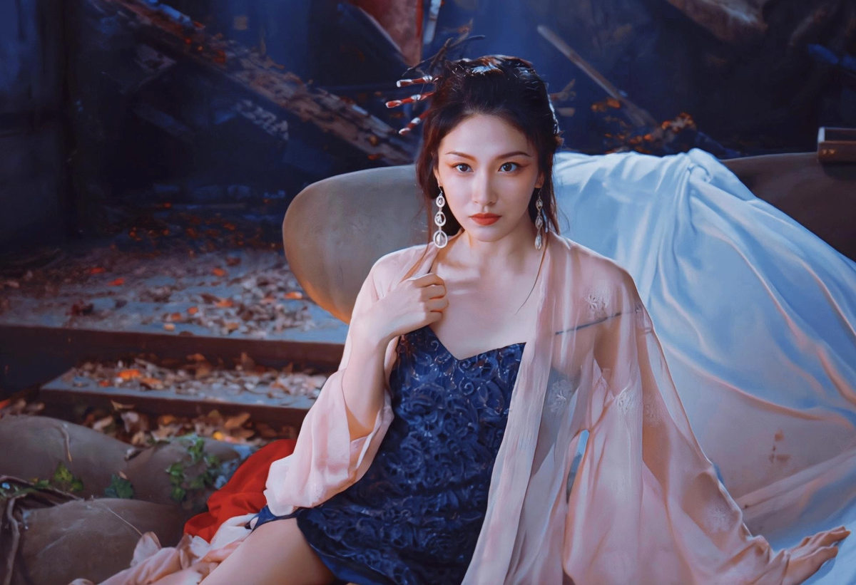 Bài học từ truyện "Họa Bì" là vạch trần dục vọng và lòng tham của con người, cho thấy con người thường dễ bị mờ mắt bởi những giá trị bề ngoài hào nhoáng mà không đề phòng trước những hiểm họa tiềm ẩn bên trong.