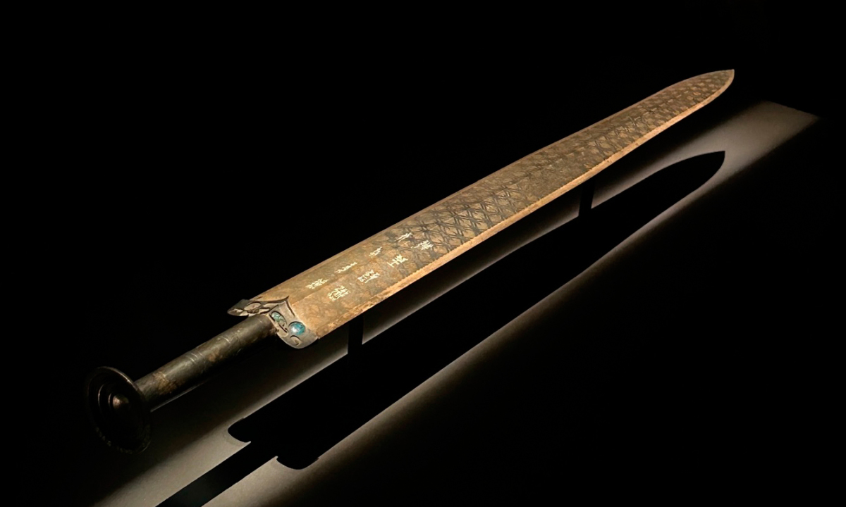 Về việc tại sao thanh kiếm này lại xuất hiện ở nước Sở thay vì nơi Việt Vương Câu Tiễn trị vì, các chuyên gia và nhà nghiên cứu có hai quan điểm.