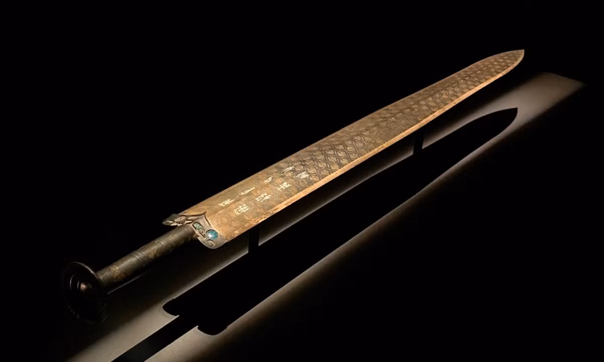 Về việc tại sao thanh kiếm này lại xuất hiện ở nước Sở thay vì nơi Việt Vương Câu Tiễn trị vì, các chuyên gia và nhà nghiên cứu có hai quan điểm.