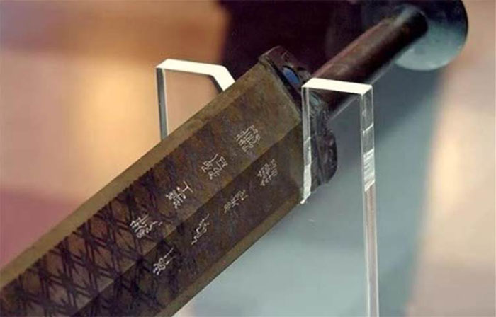 Một là, lớp sơn đen trên vỏ kiếm có tác dụng chống thấm, chống nhiệt và chống mối mọt. Hai là, bên ngoài quan tài có bọc đất sét trắng để ngăn không khí bên ngoài xâm nhập. Ba là, ngôi mộ này chìm dưới tầng nước ngầm, tạo điều kiện ổn định cho bảo vật này không bị oxy hóa.