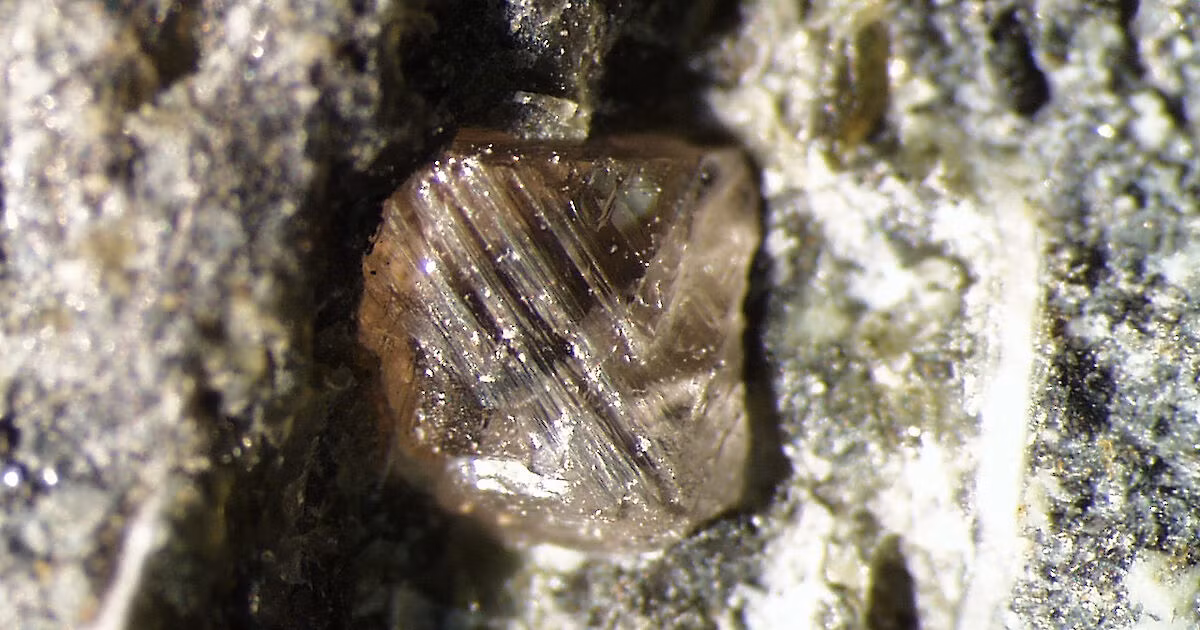 Thủy tinh này không do con người sản xuất, mà là "thủy tinh núi lửa" được tạo ra bởi núi lửa Taupō mạnh đến nỗi đã bắn thủy tinh tới Nam Cực thông qua nhiệt độ và áp suất cực độ.