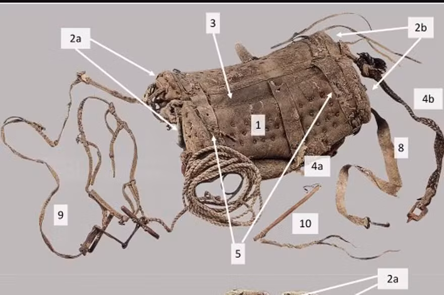 Trong mộ, người phụ nữ được tìm thấy mặc áo khoác da, quần len và đi giày da ngắn. Mộ còn chứa một chiếc cốc gốm, mảnh len đan, và "yên ngựa bằng da đặt ở thi thể người phụ nữ, như người này đang ngồi lên nó". Yên ngựa này có cấu trúc giống với những chiếc yên ngựa hiện đại.