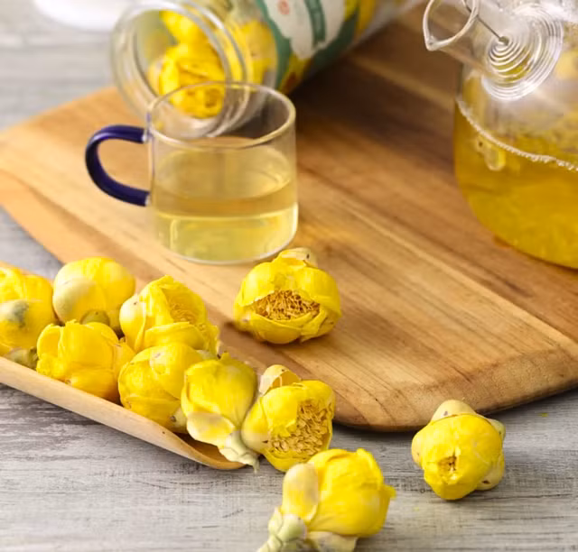 Trà hoa vàng Bù Gia Mập có nhiều ứng dụng trong việc hỗ trợ điều trị nhiều bệnh lý, bao gồm ung thư, ổn định đường huyết, thải độc gan, thanh lọc cơ thể, chống lão hóa, tăng cường sinh lực và giảm căng thẳng. Nó cũng được sử dụng theo Đông y với tính vị bình, giúp ngăn ngừa bệnh lý về gan và thận, ổn định đường huyết và hỗ trợ nhiều khía cạnh khác của sức khỏe.