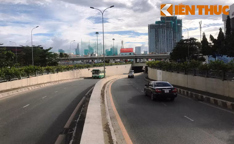 Tuy nhiên, suốt 15 năm đưa vào sử dụng, con đường này liên tiếp bị hư hỏng nặng như lún sụt, ngập nước và phải nhiều lần sửa chữa.