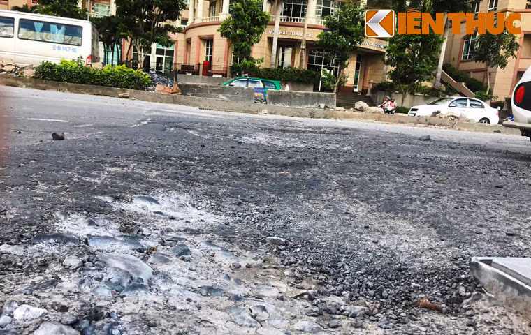 Suốt tuyến đường Nguyễn Hữu Cảnh không khó để ghi nhận tình trạng mặt đường hư hỏng nặng như thế này. Tuy nhiên việc xử lý vẫn chưa được thực hiện suốt 7 năm qua.