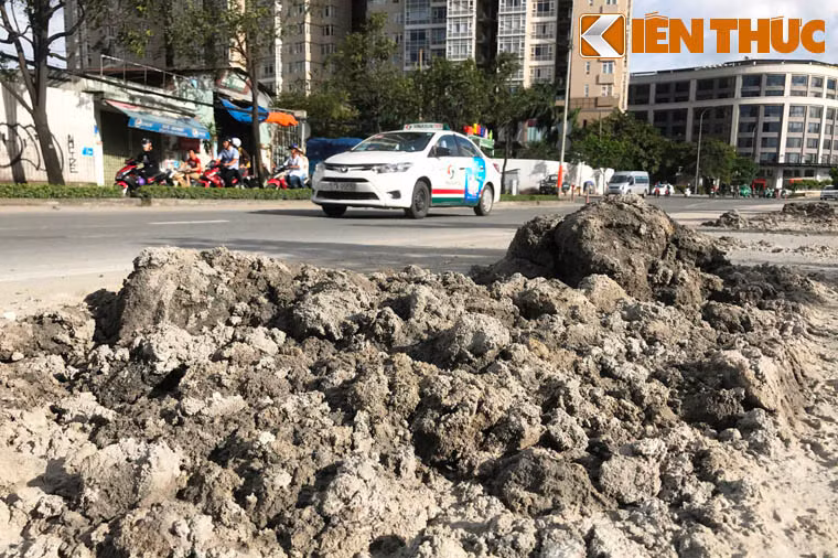 Đất đá không biết của đơn vị thi công nào đổ đầy trên tuyến đường này, dù dọc 2 bên đường là nhiều công trình, nhà ở, căn hộ cao cấp.