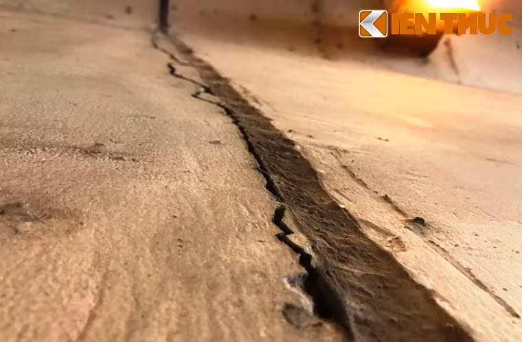 Bên trong hầm chui cũng xuất hiện vết nứt lớn, kéo dài suốt đốt bê tông hầm.