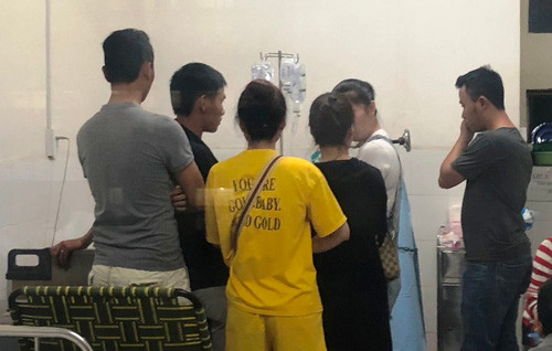 TP HCM: Tiec tat nien kinh hoang, 7 nguoi bi thuong-Hinh-2