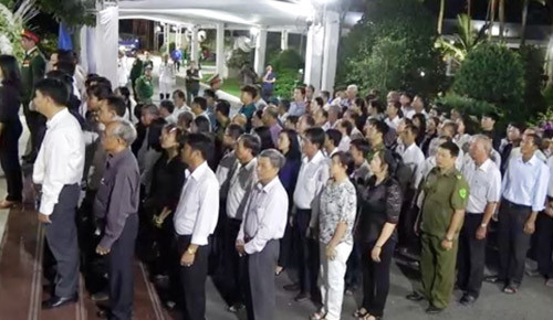 Ba ngày qua, rất đông đoàn thể cũng như người dân khắp nơi tìm về nhà Nguyên Thủ tướng Phan Văn Khải ở xã Tân Thông Hội, huyện Củ Chi, TP HCM để thắp nén hương tiễn biệt ông.