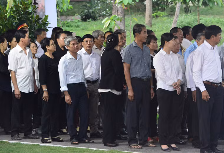 Suốt 3 ngày qua, lễ tang nguyên Thủ tướng Phan Văn Khải được gia đình tổ chức tại quê nhà đã có rất đông các đoàn thể, đặc biệt là hàng nghìn người dân kính yêu nguyên Thủ tướng từ khắp nơi đã về thắp hương tiếc thương vị nguyên thủ tài ba, đức độ.