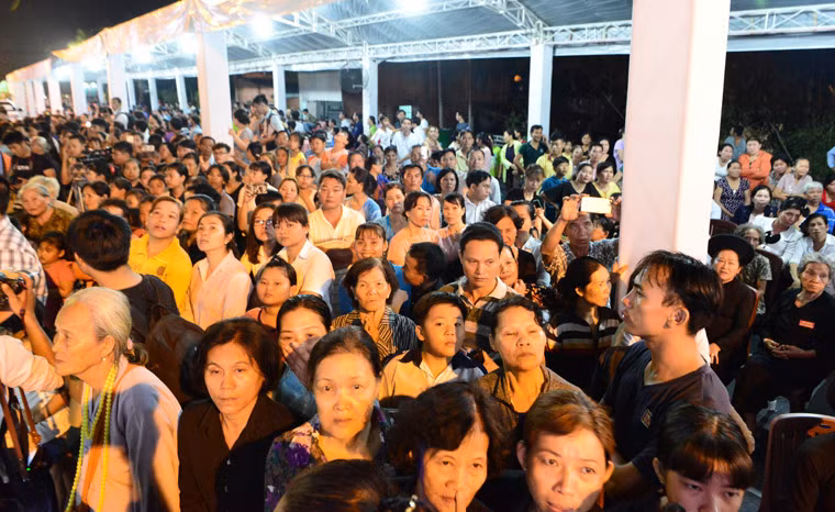 Trong những giờ phút cuối trước khi linh cữu nguyên Thủ tướng Phan Văn Khải được đưa về Hội trường Thống Nhất để tổ chức nghi thức Quốc tang, hàng trăm người cố nán lại để tiễn đưa chú Sáu Khải (tên thân thương mọi người thường gọi nguyên Thủ tướng Phan Văn Khải).