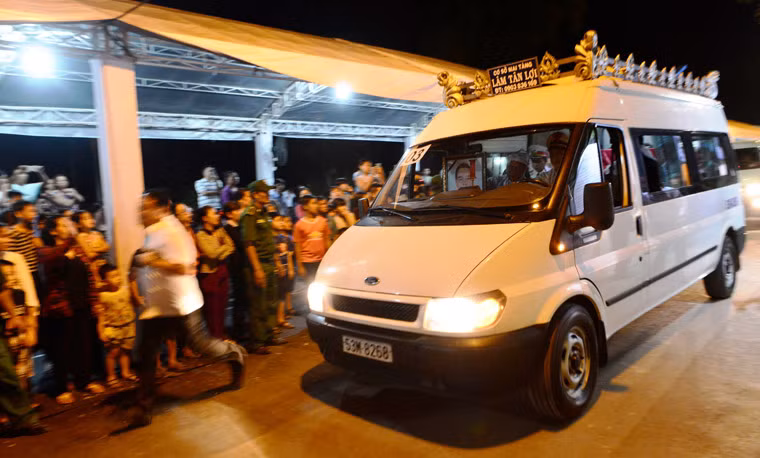 Người dân Củ Chi đứng xếp hàng hai bên đường chào tạm biệt nguyên Thủ tướng lần cuối cùng trước khi xe chở linh cữu của ông chuyển bánh. Vài ngày nữa, linh cữu của ông sẽ được đưa trở về an táng trong khuôn viên tư gia.