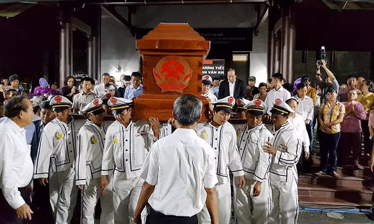 19h cùng ngày, linh cữu nguyên Thủ tướng Phan Văn Khải được đưa lên xe về Hội trường Thống Nhất, TP HCM.