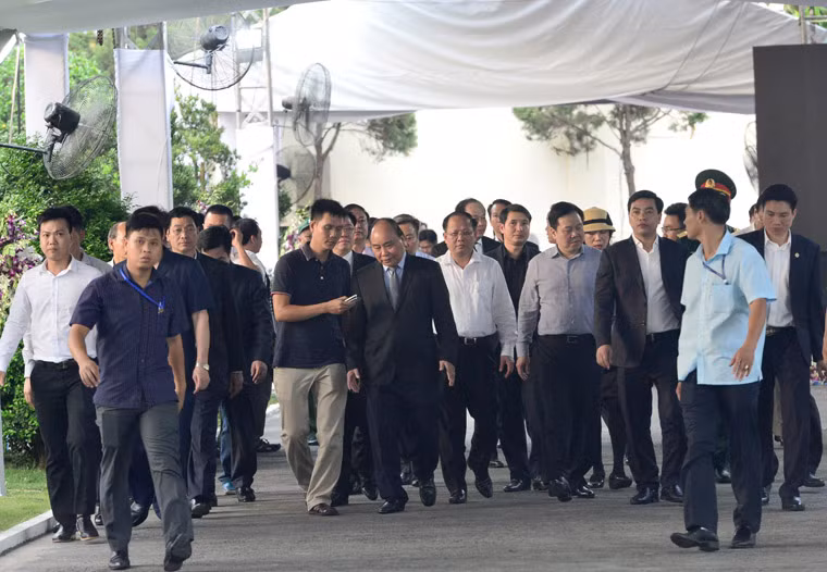 Trước đó chiều cùng ngày, chiều 19/3, Thủ tướng Chính phủ Nguyễn Xuân Phúc cùng đoàn Chính phủ đã đến viếng nguyên Thủ tướng Phan Văn Khải tại nhà riêng ở xã Tân Thông Hội (huyện Củ Chi, TP HCM). Thủ tướng thắp hương, thăm hỏi, chia buồn cùng gia quyến nguyên Thủ tướng Phan Văn Khải. Sau đó, Thủ tướng cùng đoàn di quan đưa linh cữu nguyên Thủ tướng Phan Văn Khải về Hội trường Thống Nhất (quận 1, TP HCM).