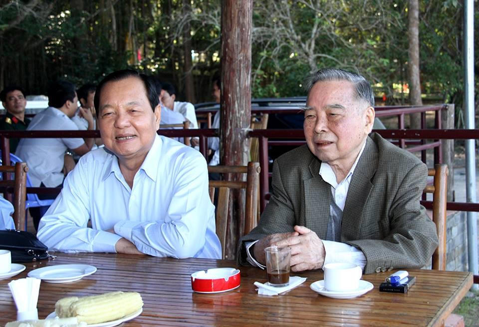 Nguyên Thủ tướng Phan Văn Khải và người thuộc cấp nguyên bí thư TP HCM trong lần sinh nhật lần thứ 84 của bác Sáu Khải.