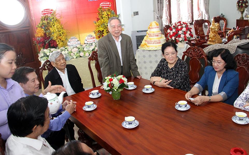 Thời điểm này, sức khỏe của bác Sáu Khải (tên thân mật của nguyên Thủ tướng Phan Văn Khải) đã có dấu hiệu không tốt, tuy nhiên bác vẫn hết sức lạc quan vì được chung vui, gặp lại những người bạn nhân ngày sinh nhật đầy ý nghĩa và ấm cúng từ nguyên Chủ tịch Nguyễn Minh Triết.