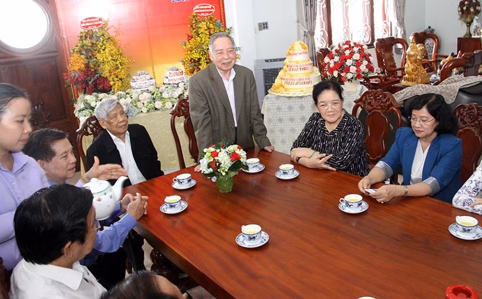 Thời điểm này, sức khỏe của bác Sáu Khải (tên thân mật của nguyên Thủ tướng Phan Văn Khải) đã có dấu hiệu không tốt, tuy nhiên bác vẫn hết sức lạc quan vì được chung vui, gặp lại những người bạn nhân ngày sinh nhật đầy ý nghĩa và ấm cúng từ nguyên Chủ tịch Nguyễn Minh Triết.