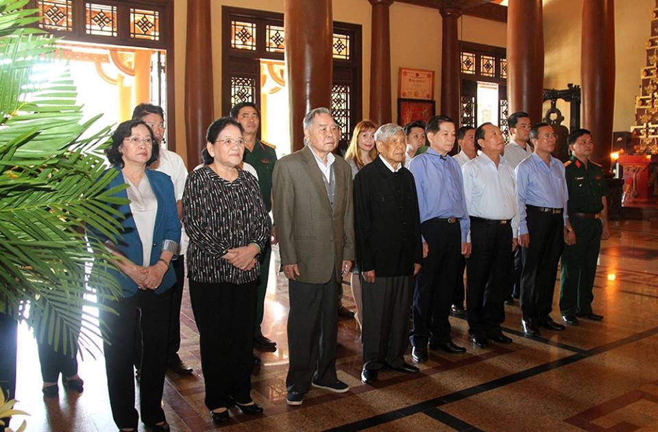 Nguyên Tổng bí thư Lê Khả Phiêu, nguyên Thủ tướng Phan Văn Khải, nguyên Chủ tịch nước Nguyễn Minh Triết và mọi người tại Đền tưởng niệm Bến Dược.