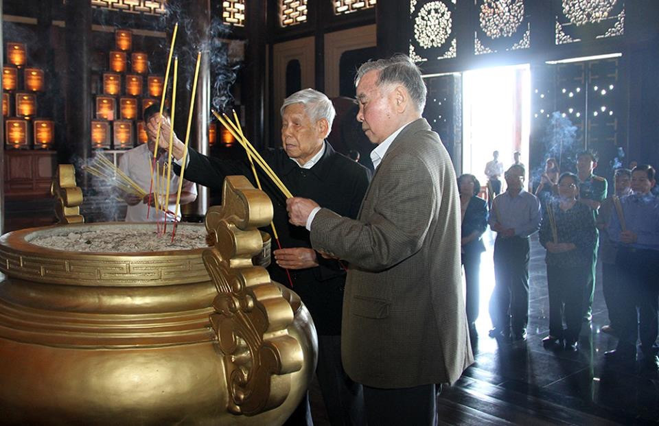 Hai vị nguyên thủ quốc gia dâng hương tưởng niệm tại Đền Bền Dược trong dịp sinh nhật của mình.