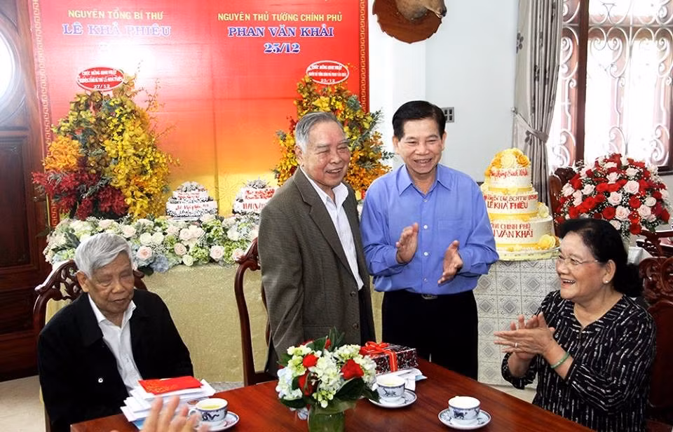 Gần 3 tháng trước, đúng vào dịp kỷ niệm sinh nhật lần thứ 86 của nguyên Tổng bí thư Lê Khả Phiêu (27/12) và sinh nhật lần thứ 84 của nguyên Thủ tướng Phan Văn Khải, với tấm lòng trân quý, nguyên Chủ tịch nước Nguyễn Minh Triết đã tổ chức lễ sinh nhật vô cùng ấm cúng cho 2 người anh của mình tại nhà riêng của nguyên Chủ tịch nước ở xã Phú An, huyện Bến Cát, tỉnh Bình Dương.