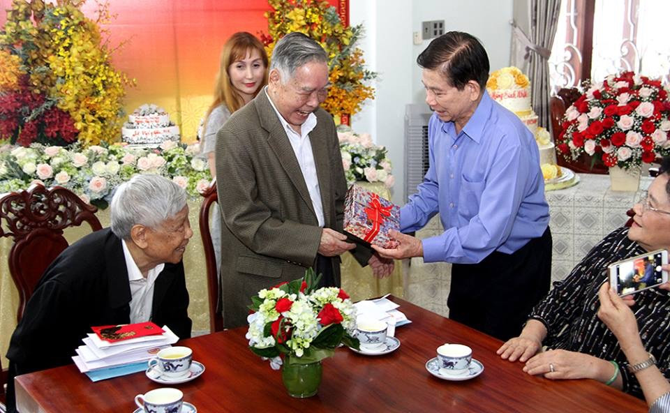 Nguyên Thủ tướng Phan Văn Khải và nguyên Tổng bí thư Lê Khả Phiêu vô cùng hạnh phúc khi nhận được niềm vui bất ngờ từ nguyên Chủ tịch nước Nguyễn Minh Triết dành cho mình.