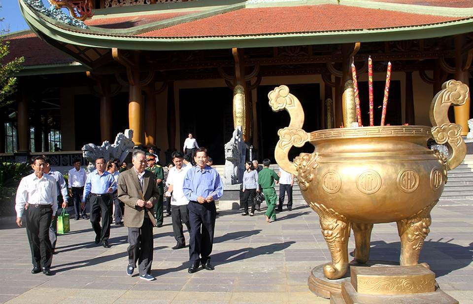 Nguyên Thủ tướng Phan Văn Khải và mọi người đến viếng thăm khu di tích lịch sử Đền Bến Dược, huyện Củ Chi (TP HCM) ngay trong dịp sinh nhật của ông.