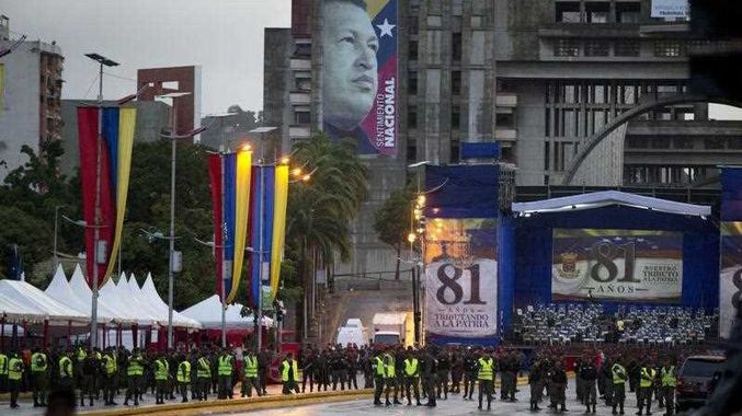 Ông Maduro sau đó đã cáo buộc Colombia đứng sau vụ tấn công nhằm vào ông, cho rằng một tổ chức ở Florida (Mỹ) đã cung cấp tiền để thực hiện âm mưu ám sát Tổng thống.