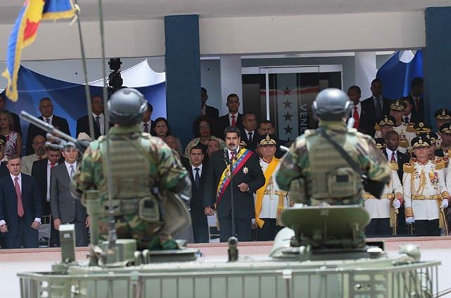 Hình ảnh ông Maduro đang phát biểu trước hàng nghìn binh sĩ Vệ binh Quốc gia hôm 4/8 (giờ Venezuela chậm 1 ngày so với giờ Việt Nam). Nguồn ảnh: coed