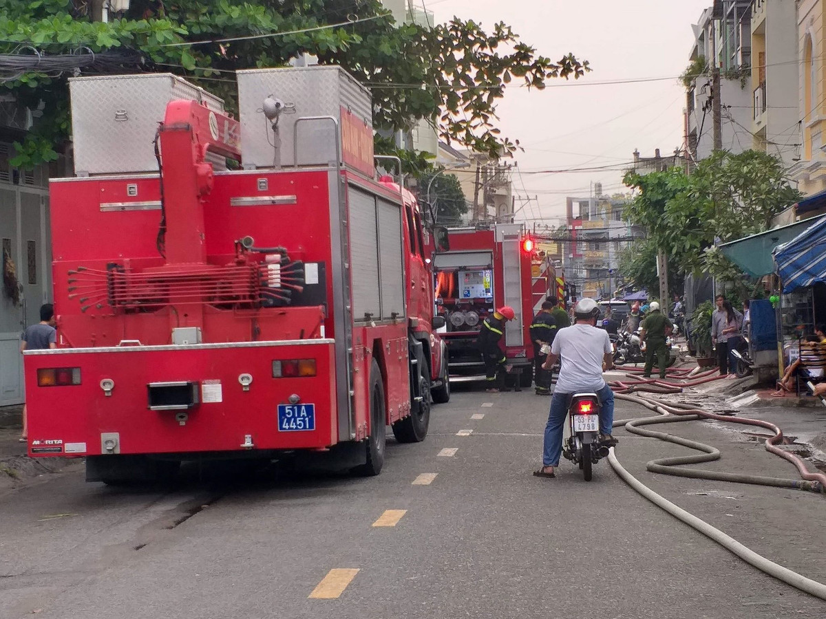 TP HCM: Chay kho san xuat bao bi trong con mua lon