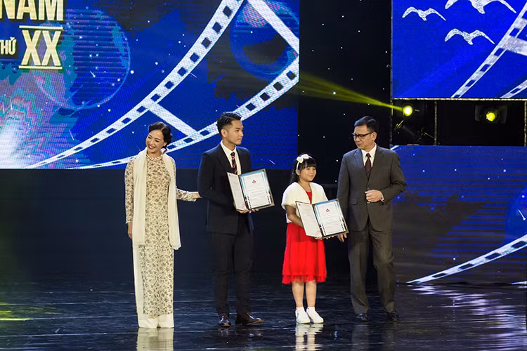 Nhan Phúc Vinh (Đảo của dân ngụ cư) và bé Hà Mi (Cô gái đến từ hôm qua) được xướng tên ở hạng mục Nữ diễn viên phụ xuất sắc nhất và Nam diễn viên phụ xuất sắc nhất. Trong ảnh, Phạm Hồng Phước nhận thay giải thưởng do Nhan Phúc Vinh vắng mặt.